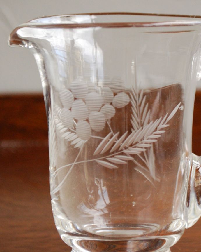 アンティーク 雑貨のガラス小物　アンティーク雑貨　リーフ＆お花が美しいミニピッチャー（アンティークプレスドグラス）。アンティークのため、多少の欠け・傷がある場合がありますが、使用上問題はありませんので、ご了承下さい。(pg-3892)