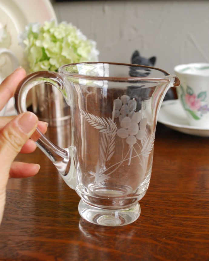 アンティーク 雑貨のガラス小物　アンティーク雑貨　リーフ＆お花が美しいミニピッチャー（アンティークプレスドグラス）。フラワーベースにしても素敵です。(pg-3892)