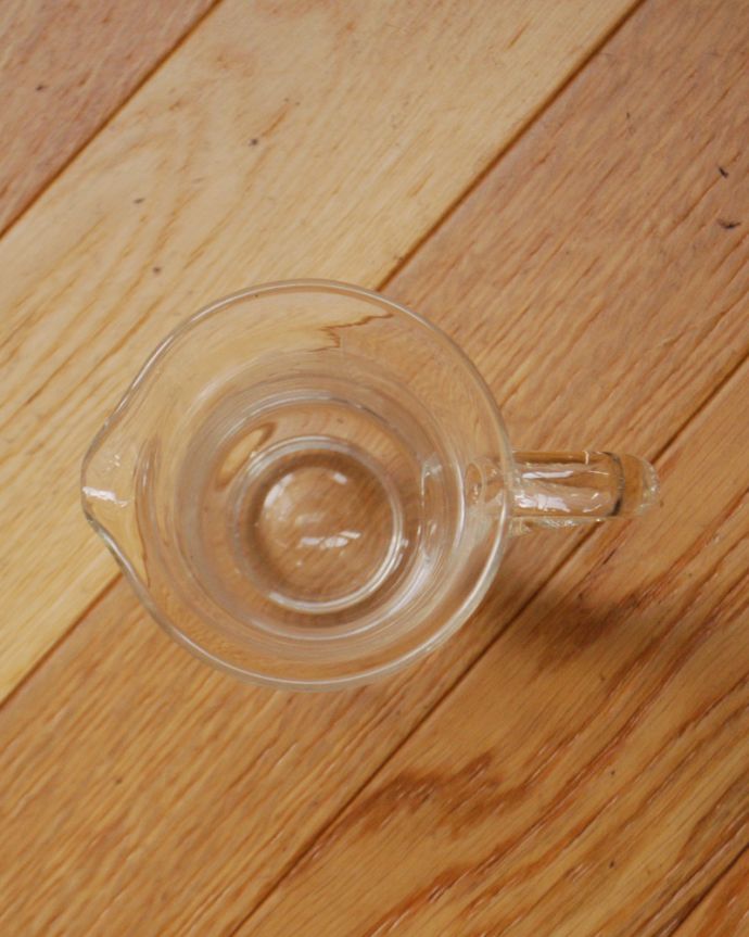 アンティーク 雑貨のガラス小物　アンティーク雑貨　リーフ＆お花が美しいミニピッチャー（アンティークプレスドグラス）。上から見るとこんな感じです。(pg-3892)