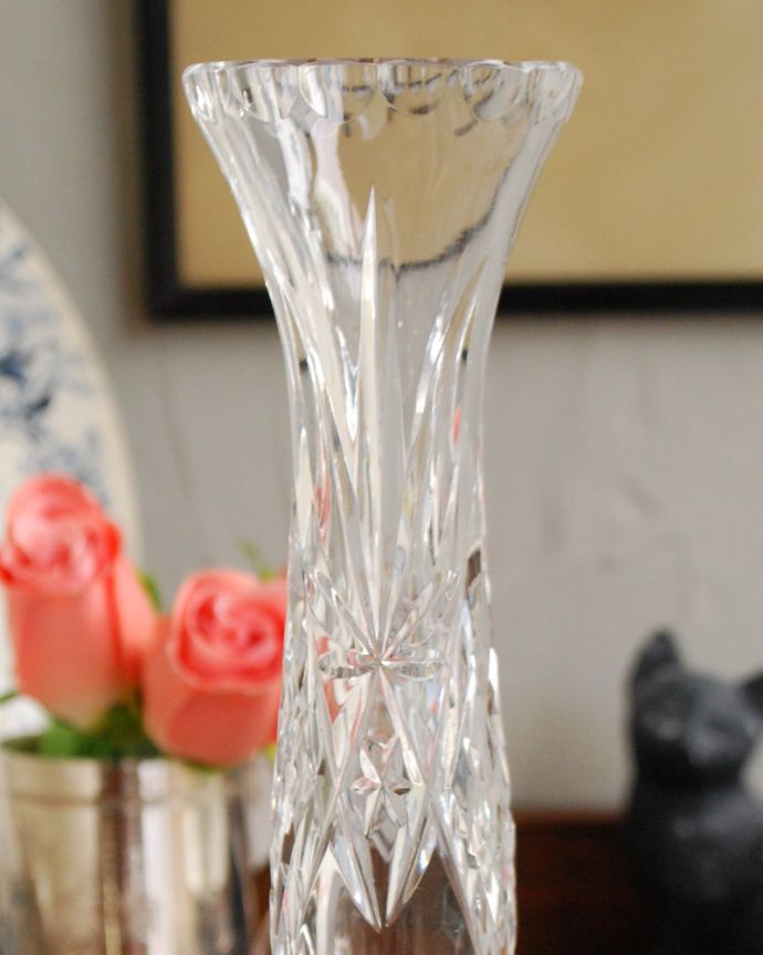 フラワーベース アンティーク雑貨 お花の美しさを際立てるガラスフラワーベース(花器)、輝くアンティークプレスドグラス。アンティークのため、多少の欠け・傷がある場合がありますが、使用上問題はありませんので、ご了承下さい。(pg-3897)