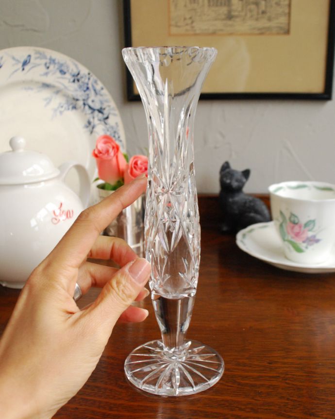 フラワーベース アンティーク雑貨 お花の美しさを際立てるガラスフラワーベース(花器)、輝くアンティークプレスドグラス。飾るだけで絵になる美しさ。(pg-3897)