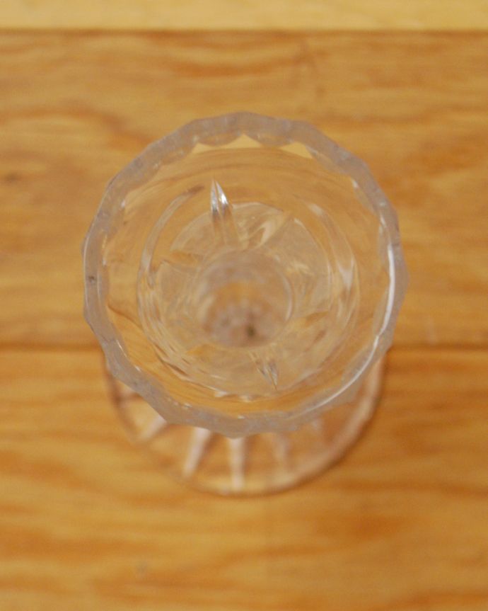 フラワーベース アンティーク雑貨 お花の美しさを際立てるガラスフラワーベース(花器)、輝くアンティークプレスドグラス。上から見るとこんな感じです。(pg-3897)