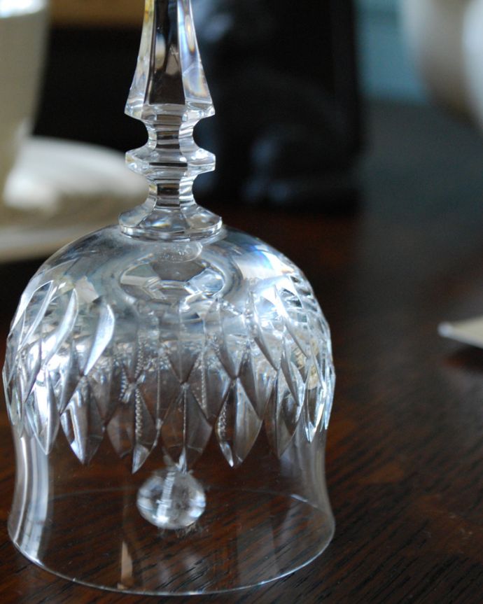 オブジェ、ベル　アンティーク雑貨　イギリスから届いたアンティーク雑貨、フンワリとしたシルエットが可愛いディナーベル。アンティークのため、多少の欠け・傷がある場合がありますが、使用上問題はありませんので、ご了承下さい。(pg-3899)