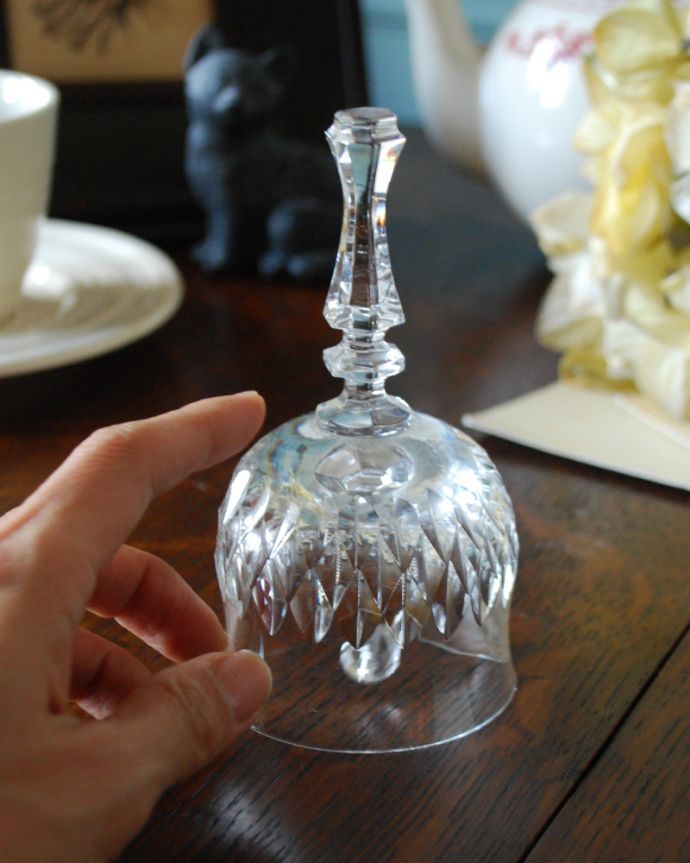 オブジェ、ベル　アンティーク雑貨　イギリスから届いたアンティーク雑貨、フンワリとしたシルエットが可愛いディナーベル。お部屋のどこに置いても素敵なインテリアになります。(pg-3899)