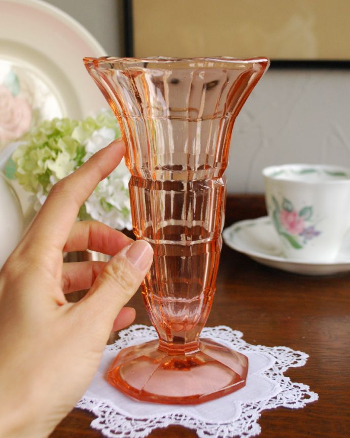 フラワーベース アンティーク雑貨 サーモンピンクがお部屋に華やかなアクセント、アンティークフラワーベース(花器)。飾るだけで絵になる美しさ。(pg-3900)