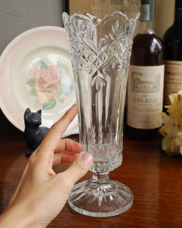 フラワーベース アンティーク雑貨 脚付きのフラワーベース(花器)、アンティークプレスドグラス。飾るだけで絵になる美しさ。(pg-3904)
