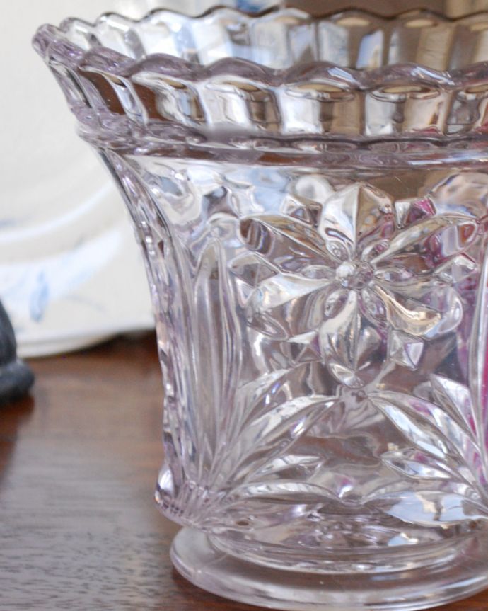 フラワーベース アンティーク雑貨 淡いラベンダーカラーの美しいフラワーベース、アンティークプレスドグラス。美しいカッティングが光輝きます。(pg-3910)