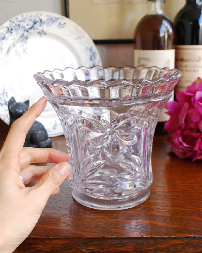 フラワーベース アンティーク雑貨 淡いラベンダーカラーの美しいフラワーベース、アンティークプレスドグラス。そのまま置いておいても美しいシルエットです。(pg-3910)