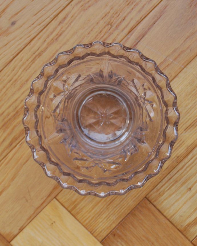 フラワーベース アンティーク雑貨 淡いラベンダーカラーの美しいフラワーベース、アンティークプレスドグラス。アンティークのため、多少の欠け・傷がある場合がありますが、使用上問題はありませんので、ご了承下さい。(pg-3910)