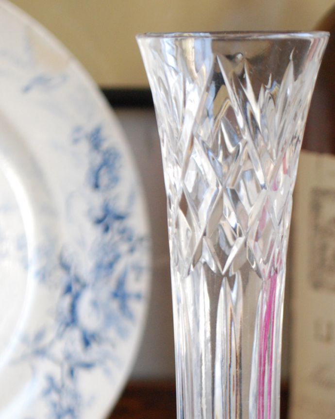 アンティーク 雑貨のガラス小物　アンティーク雑貨　一輪挿しのアンティークプレスドグラス、フラワーベース。アンティークのため、多少の欠け・傷がある場合がありますが、使用上問題はありませんので、ご了承下さい。(pg-3916)