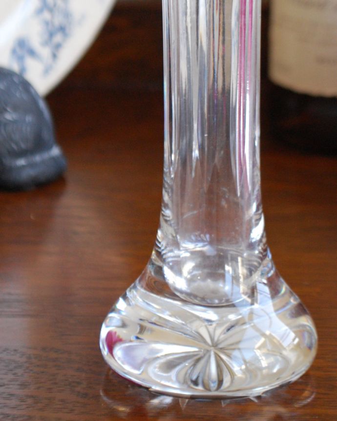 アンティーク 雑貨のガラス小物　アンティーク雑貨　一輪挿しのアンティークプレスドグラス、フラワーベース。光に当たるときらきら輝きます。(pg-3916)