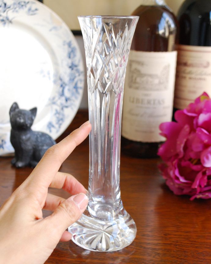 アンティーク 雑貨のガラス小物　アンティーク雑貨　一輪挿しのアンティークプレスドグラス、フラワーベース。飾るだけで絵になる美しさ。(pg-3916)