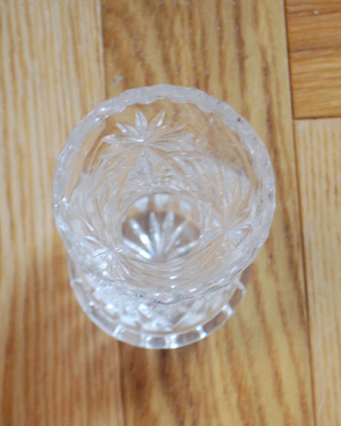 フラワーベース アンティーク雑貨 お花がたっぷりデザインされたフラワーベース(花器)アンティークプレスドグラス。上から見たときもキレイです。(pg-3919)