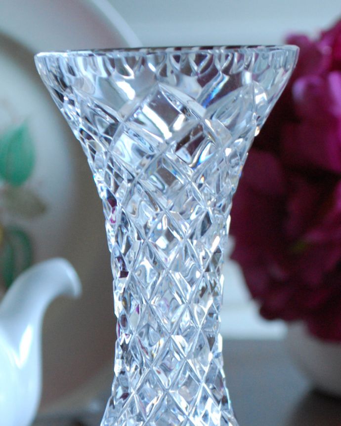 フラワーベース　アンティーク雑貨　女性らしいシルエットが美しいアンティークプレスドグラス、ダイヤカットが輝く花器。アンティークのため、多少の欠け・傷がある場合がありますが、使用上問題はありませんので、ご了承下さい。(pg-3920)