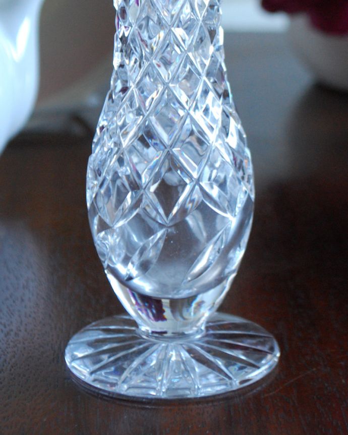 フラワーベース　アンティーク雑貨　女性らしいシルエットが美しいアンティークプレスドグラス、ダイヤカットが輝く花器。光に当たるときらきら輝きます。(pg-3920)