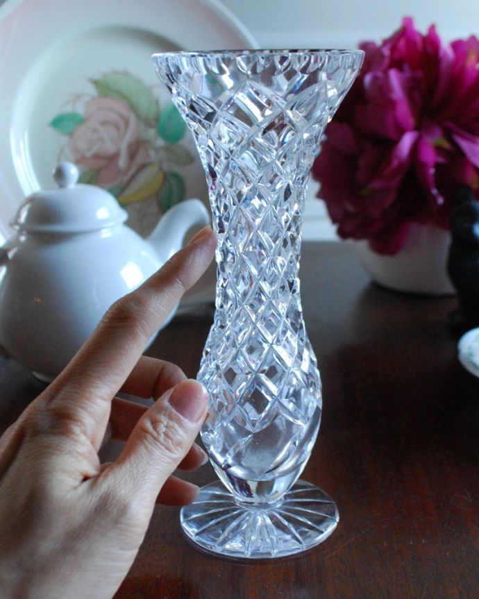 フラワーベース　アンティーク雑貨　女性らしいシルエットが美しいアンティークプレスドグラス、ダイヤカットが輝く花器。飾るだけで絵になる美しさ。(pg-3920)