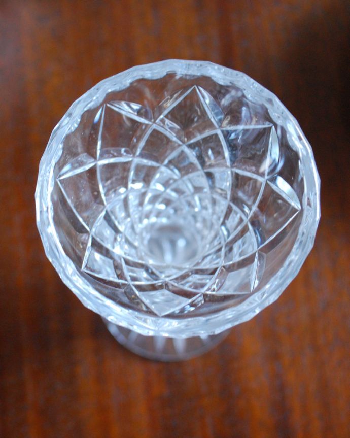 フラワーベース　アンティーク雑貨　女性らしいシルエットが美しいアンティークプレスドグラス、ダイヤカットが輝く花器。上から見るとこんな感じです。(pg-3920)