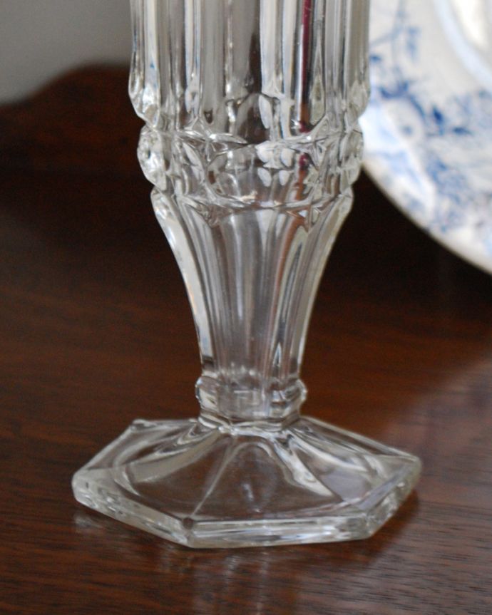 アンティーク 雑貨のガラス小物　アンティーク雑貨　スラッとしたシルエットが上品な花器、アンティーク プレスドグラス。光に当たるときらきら輝きます。(pg-3922)