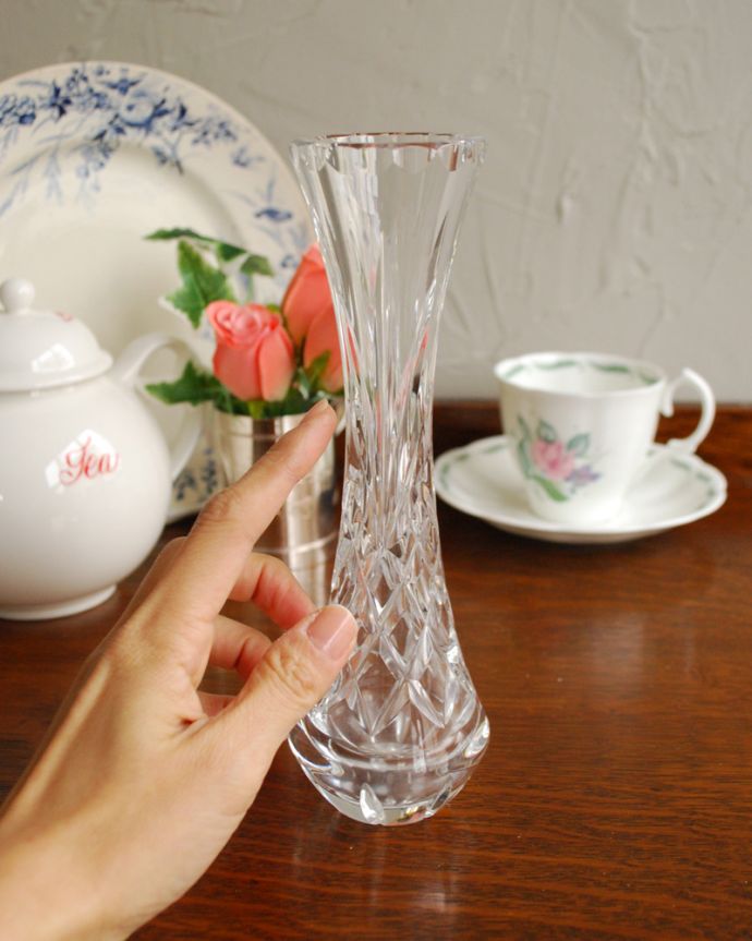 フラワーベース アンティーク雑貨 縁どりのカッティングも美しい一輪挿しプレスドグラス(花器)。より美しく見える窓辺に置いたりして、お花のある生活を楽しんでみて下さいね。(pg-3928)