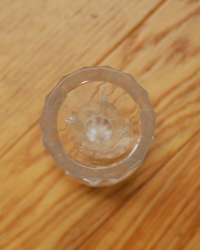 フラワーベース アンティーク雑貨 縁どりのカッティングも美しい一輪挿しプレスドグラス(花器)。上から見るとこんな感じです。(pg-3928)