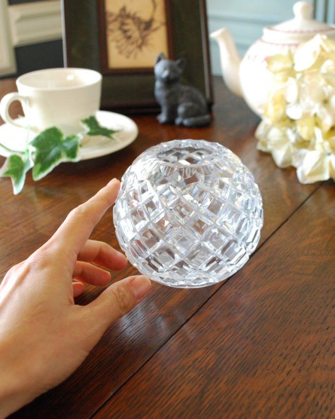 フラワーベース アンティーク雑貨 丸くて可愛いガラスボール(花器)、アンティークプレスドグラス。使いやすいサイズで、置くだけで絵になる美しさです。(pg-3955)