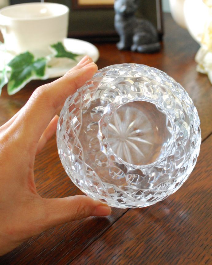 フラワーベース アンティーク雑貨 丸くて可愛いガラスボール(花器)、アンティークプレスドグラス。上から見ても可愛いデザインです。(pg-3955)