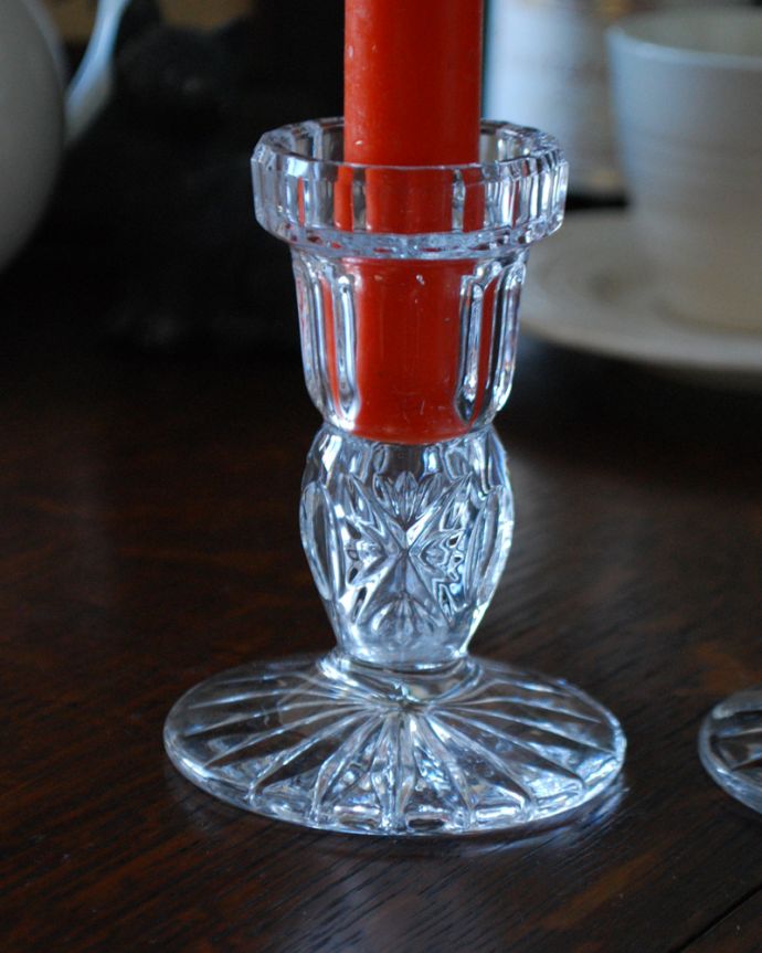 アンティーク 雑貨のガラス小物　アンティーク雑貨　ガラスのキャンドルスタンドのペア、アンティークプレスドグラス。アンティークのため、多少の欠け・傷がある場合がありますが、使用上問題はありませんので、ご了承下さい。(pg-3958)