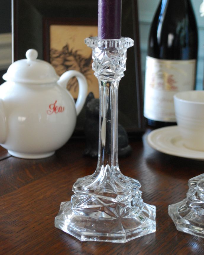 オブジェ、ベル　アンティーク雑貨　英国のアンティークプレスドグラス、きらきら輝くガラスのキャンドルスタンドセット。アンティークのため、多少の欠け・傷がある場合がありますが、使用上問題はありませんので、ご了承下さい。(pg-3959)