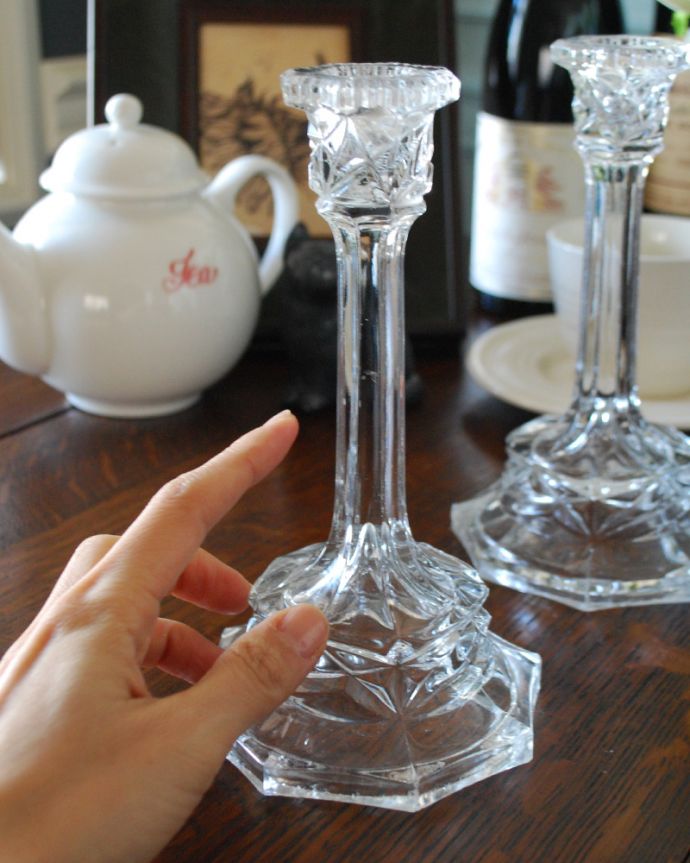 オブジェ、ベル　アンティーク雑貨　英国のアンティークプレスドグラス、きらきら輝くガラスのキャンドルスタンドセット。２つセットでお届けします。(pg-3959)