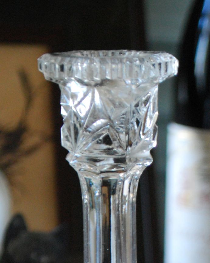 オブジェ、ベル　アンティーク雑貨　英国のアンティークプレスドグラス、きらきら輝くガラスのキャンドルスタンドセット。ここにキャンドルを挿して下さい。(pg-3959)