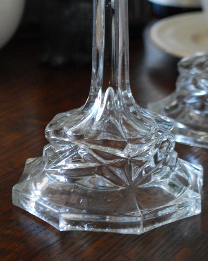 オブジェ、ベル　アンティーク雑貨　英国のアンティークプレスドグラス、きらきら輝くガラスのキャンドルスタンドセット。土台もしっかり安定しています。(pg-3959)
