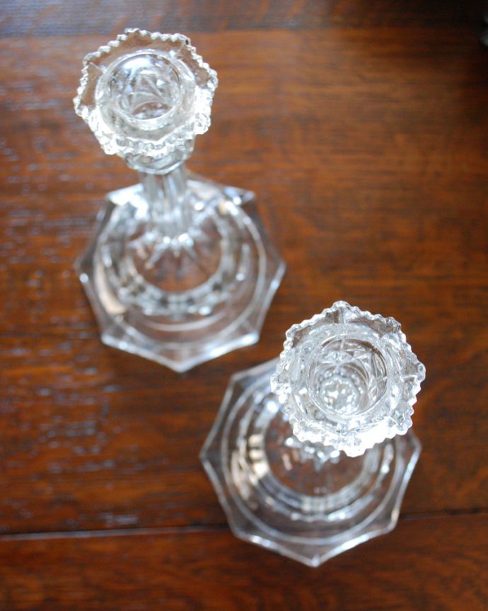 オブジェ、ベル　アンティーク雑貨　英国のアンティークプレスドグラス、きらきら輝くガラスのキャンドルスタンドセット。上から見るとこんな感じです。(pg-3959)