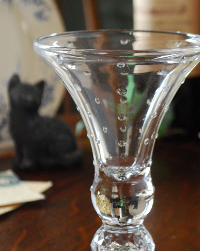 フラワーベース　アンティーク雑貨　ドット模様が可愛い小さなアンティークプレスドグラス（フラワーベース）。アンティークのため、多少の欠け・傷がある場合がありますが、使用上問題はありませんので、ご了承下さい。(pg-3961)