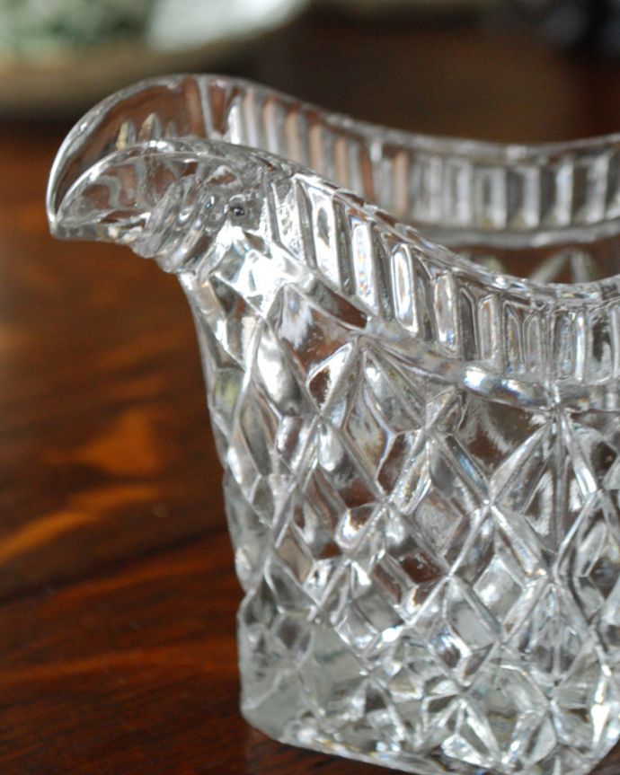 フラワーベース アンティーク雑貨 アンティークのプレスドグラス、持ち手のカッティングも綺麗なソースジャグ 。アンティークのため、多少の欠け・傷がある場合がありますが、使用上問題はありませんので、ご了承下さい。(pg-3962)