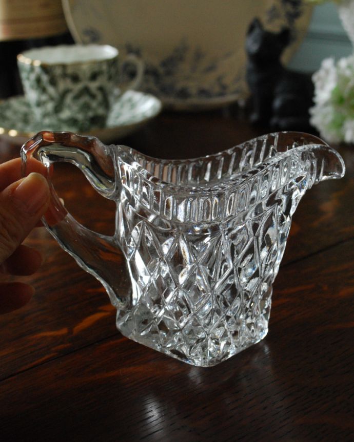 フラワーベース アンティーク雑貨 アンティークのプレスドグラス、持ち手のカッティングも綺麗なソースジャグ 。使いやすいサイズでフラワーベースとしてもおススメです。(pg-3962)