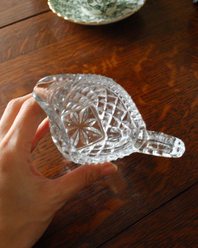 フラワーベース アンティーク雑貨 アンティークのプレスドグラス、持ち手のカッティングも綺麗なソースジャグ 。上から見ても美しくカッティングされています。(pg-3962)