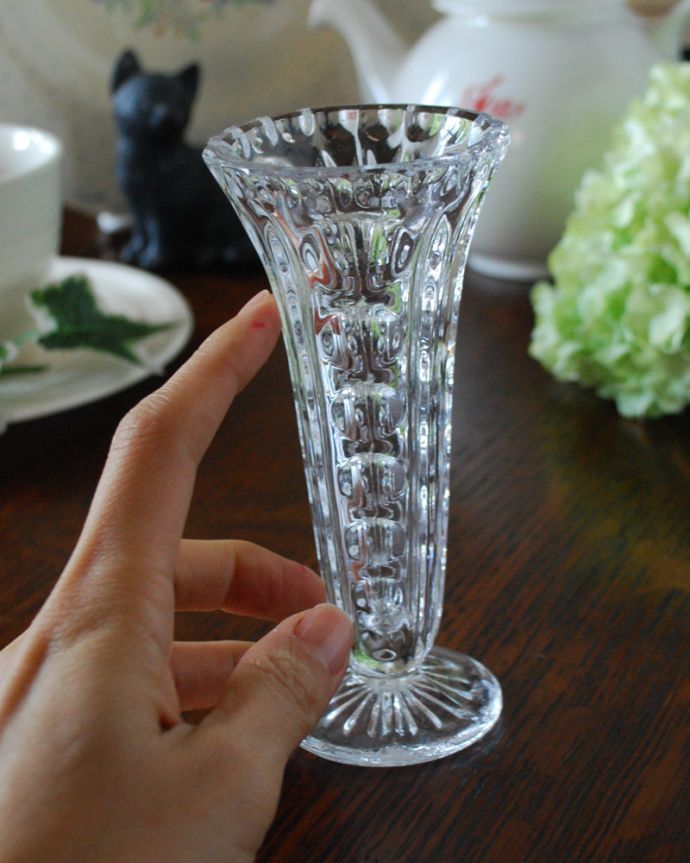 フラワーベース　アンティーク雑貨　小さくて可愛い人気の1輪挿し、アンティークプレスドグラスの花瓶。飾るだけで絵になる美しさ。(pg-3972)