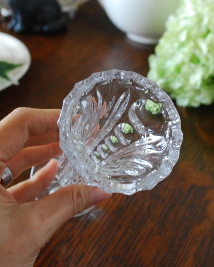 フラワーベース　アンティーク雑貨　小さくて可愛い人気の1輪挿し、アンティークプレスドグラスの花瓶。上から見るとこんな感じです。(pg-3972)