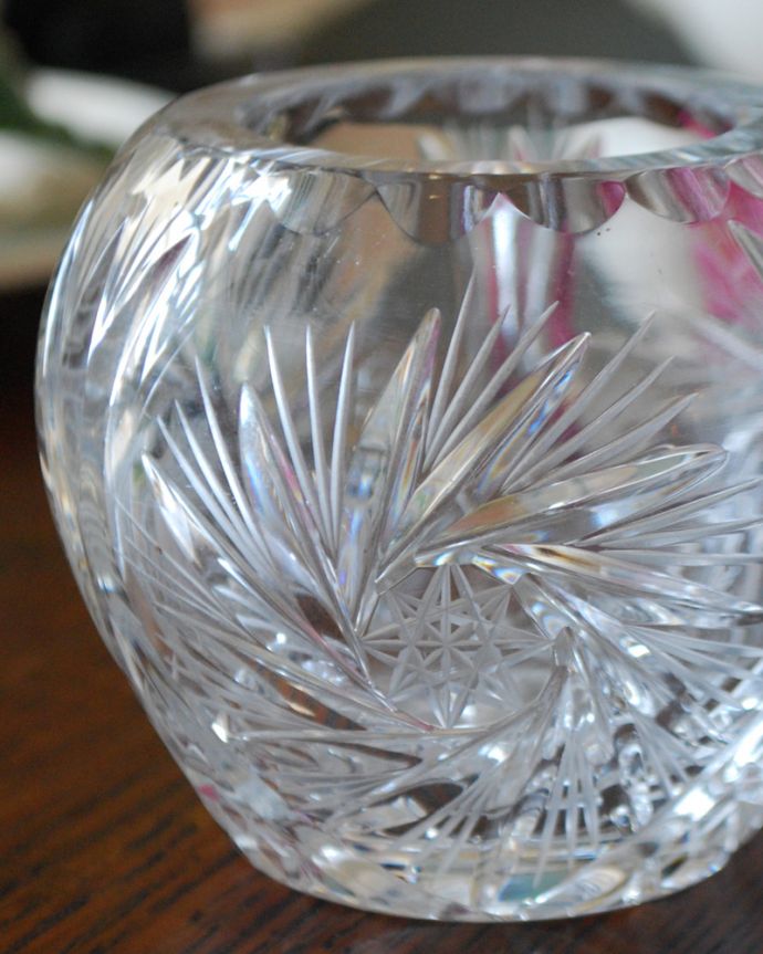 フラワーベース アンティーク雑貨 星が刻まれた可愛いガラスボール(花器)、アンティークプレスドグラス。アンティークのため、多少の欠け・傷がある場合がありますが、使用上問題はありませんので、ご了承下さい。(pg-3976)