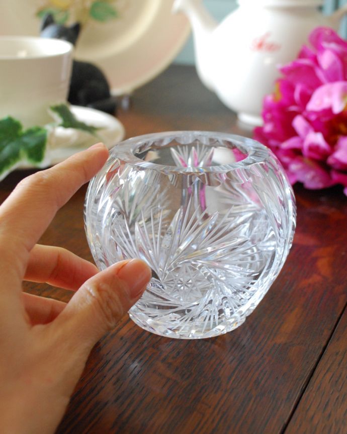 フラワーベース アンティーク雑貨 星が刻まれた可愛いガラスボール(花器)、アンティークプレスドグラス。どこにでも置ける小さなサイズです。(pg-3976)