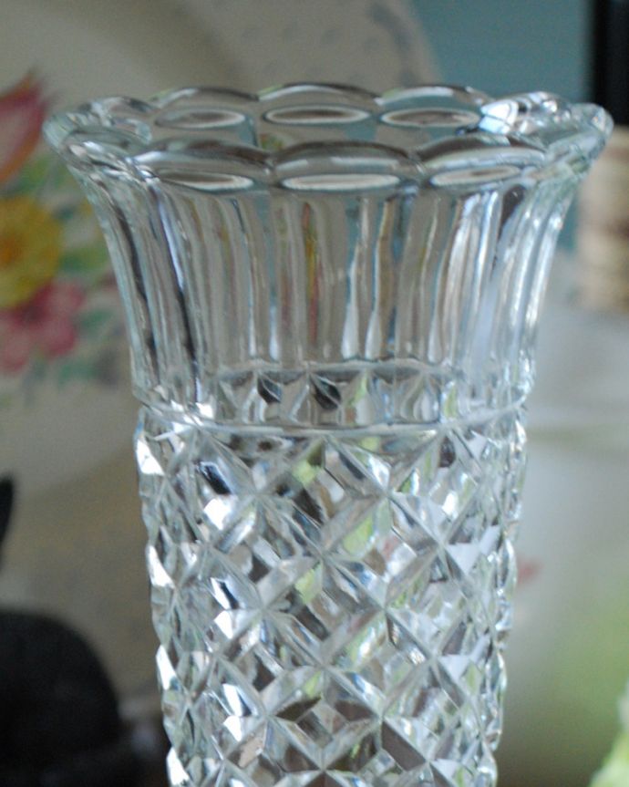 フラワーベース　アンティーク雑貨　ダイヤカットがきらきら輝く、英国アンティークのプレスドグラス。アンティークのため、多少の欠け・傷がある場合がありますが、使用上問題はありませんので、ご了承下さい。(pg-3988)