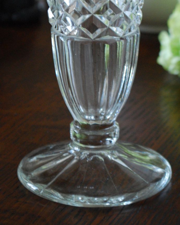 フラワーベース　アンティーク雑貨　ダイヤカットがきらきら輝く、英国アンティークのプレスドグラス。光に当たるときらきら輝きます。(pg-3988)