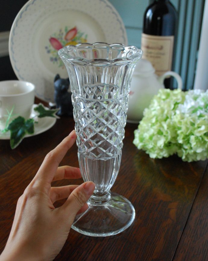 フラワーベース　アンティーク雑貨　ダイヤカットがきらきら輝く、英国アンティークのプレスドグラス。飾るだけで絵になる美しさ。(pg-3988)