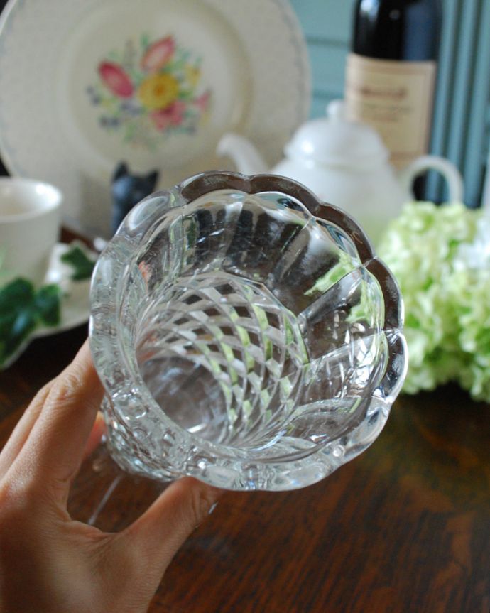 フラワーベース　アンティーク雑貨　ダイヤカットがきらきら輝く、英国アンティークのプレスドグラス。上から見るとこんな感じです。(pg-3988)