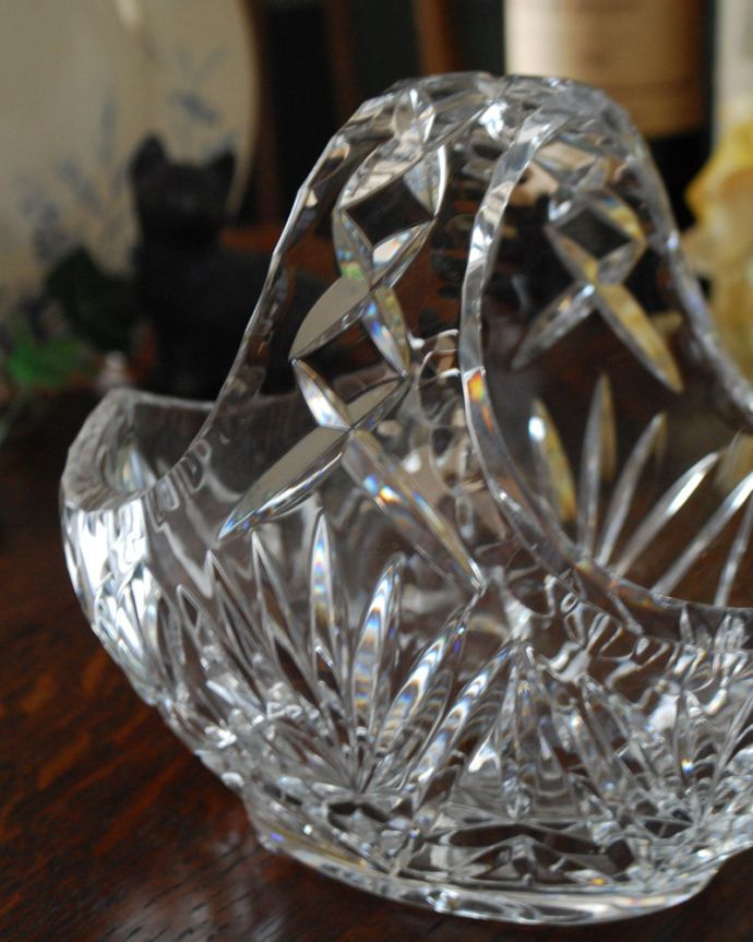 アンティーク 雑貨のガラス小物　アンティーク雑貨　華やかなガラスのマルシェカゴ（アンティークプレスドグラス）。アンティークのため、多少の欠け・傷がある場合がありますが、使用上問題はありませんので、ご了承下さい。(pg-4004)