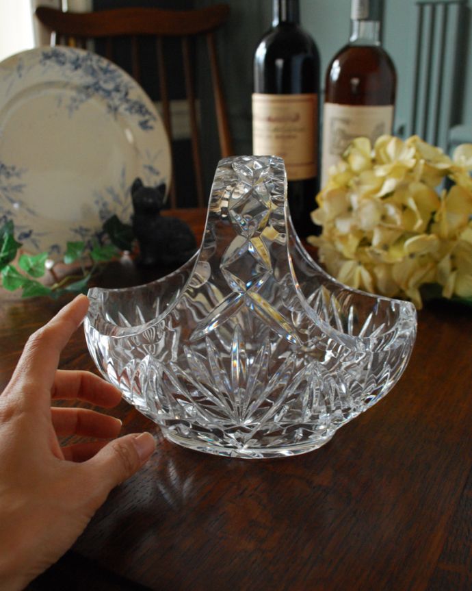 アンティーク 雑貨のガラス小物　アンティーク雑貨　華やかなガラスのマルシェカゴ（アンティークプレスドグラス）。光が当たるとキラキラ輝きます。(pg-4004)