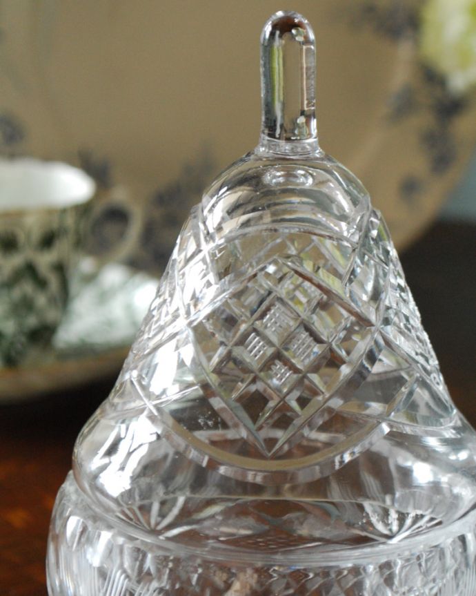 ふた付きケース、スパイスケース　アンティーク雑貨　フルーツモチーフの可愛いフタ付きガラスケース、アンティークプレスドグラス。ひときわ目を惹くデザインはこれ１つでディスプレイの主役です。(pg-4014)