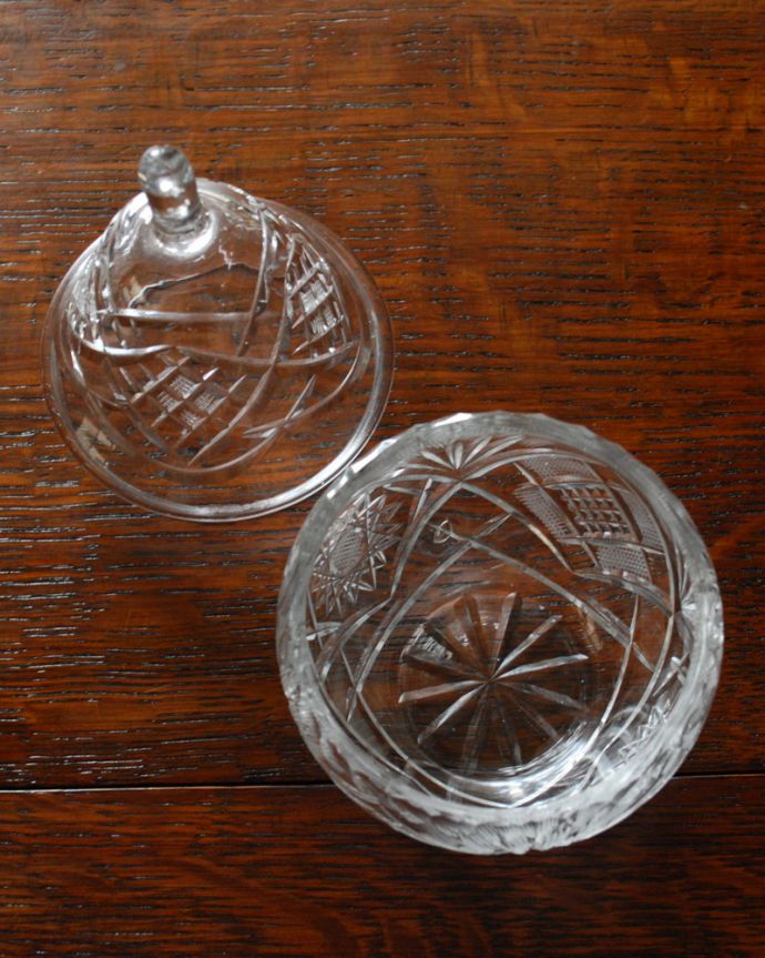 ふた付きケース、スパイスケース　アンティーク雑貨　フルーツモチーフの可愛いフタ付きガラスケース、アンティークプレスドグラス。上から見るとこんな感じです。(pg-4014)