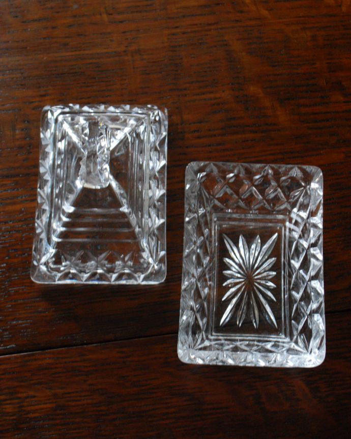 ふた付きケース、スパイスケース　アンティーク雑貨　イギリスアンティーク雑貨、アンティークプレスドグラス（フタ付きガラスケース）。上から見るとこんな感じです。(pg-4021)