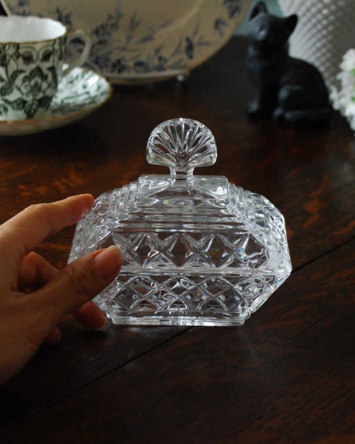 ふた付きケース、スパイスケース　アンティーク雑貨　イギリスアンティーク雑貨、アンティークプレスドグラス（フタ付きガラスケース）。どこに置いても絵になるガラスのケースです。(pg-4021)